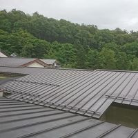 部屋の窓からの眺めは屋根ビューでした。残念