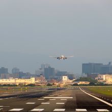 猪名川堤防からは、滑走路を眺められる。