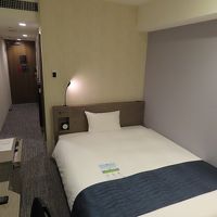 まずまずじゅうぶんな広さ。しっかりテーブルもあります