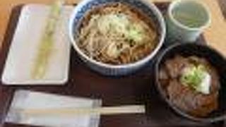 うご牛のミニ焼肉丼も美味しい