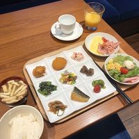 朝食。ご飯とお味噌汁以外は係の方がテーブルまで持って来て下さ