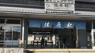 落ち着いたたたずまいの駅