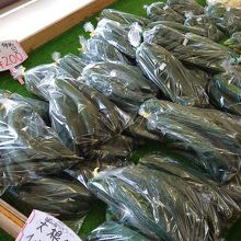 キュウリがこんなに入って200円！？やっすーい！直売最高！