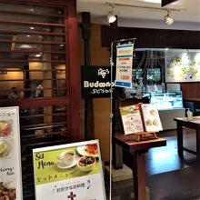 ご婦人客でいつもいっぱい