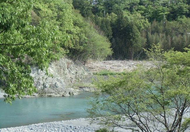 荒川がゆったり流れる広い河原