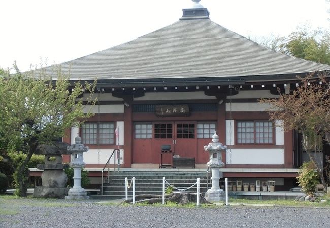 本堂も境内もペットのお墓も新しそう