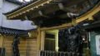 立派な山門と仁王像