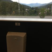 男性用トイレからは、山々を望める窓あり（笑）