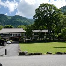 丸沼のほとりに立つ、ロケーションは最高。