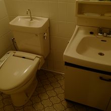 残念に感じた古くて狭いトイレと洗面。これは直して欲しい…