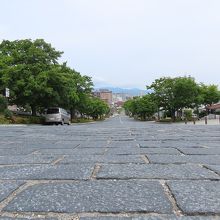 石畳の広い坂です。