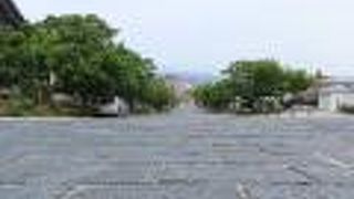 石畳の広い坂。「開港通り」へと続きます