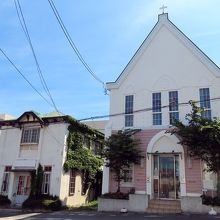 老舗・五島軒の向かいにある教会の建物