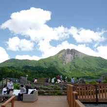 絶景を見ながら入力できる「天空の足湯」は大人気。