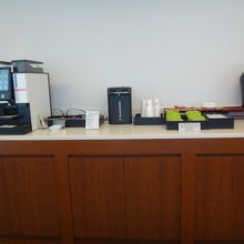 『那覇空港サクララウンジANNEX』はグラスではなく紙コップ