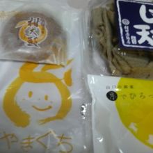 萩のじゃこ天や山口のお菓子などを買いました（かわいい袋です）