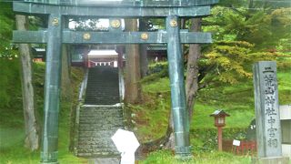 中禅寺湖畔に立つ南参道