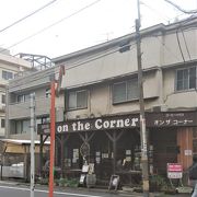 テラス席がよい街角カフェ