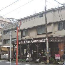 ジャンクな店構えが良い