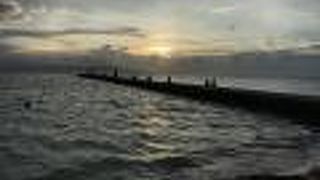 西桟橋からの夕陽は見事、竹富島に泊まろう