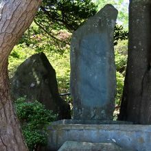 奥にあるのが歌碑。文字読みづらいです