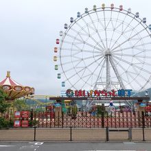 大観覧車が目をひきます