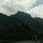 荒々しい山