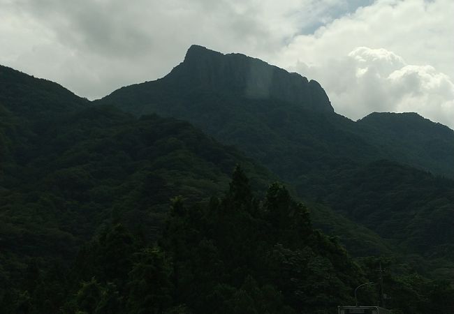 荒々しい山