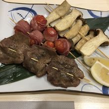 烤牛舌串：25元・烤培根小番茄：13元・烤鳥腿菇：8元