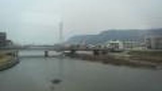 JR高徳線からもよく見える高松市内をのどかに流れる川