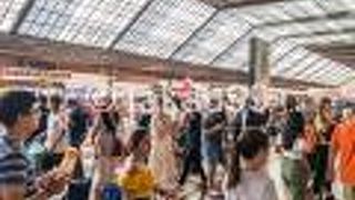 イタリアでも人気の観光地の中央駅なのでとても混んでいます。