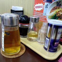 お冷に使える濃縮ジャスミン茶も置いてある