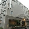 京浜急行汐入駅前にある中規模のホテル