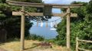 鳥居の先に岩礁