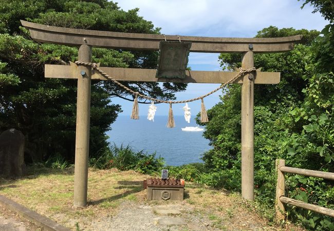 鳥居の先に岩礁