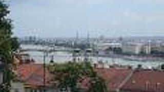 白い柱と緑の緑青の屋根のツインタワーがお洒落で目立っています。