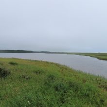 川のような湖沼のすぐ外側がオホーツク海という不思議な環境