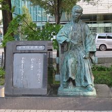 右肘をついています。