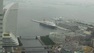 ヨットの帆の形の建物の中にある