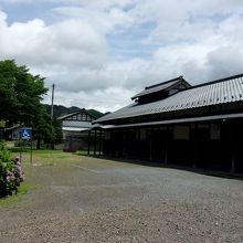 狭い住宅街で目立つ大きめの建物