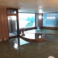 手前が低温泉で、暑い季節にはクールダウン出来て最高です。