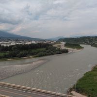 部屋からの眺めです。天竜川、市街地、中央アルプスが見えます。
