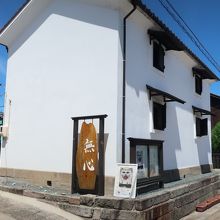 蔵を改修したギャラリー