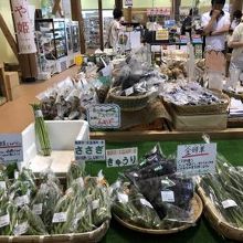 にぎわっています。