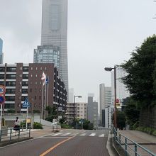 紅葉坂のてっぺんからランドマークタワーをのぞむ