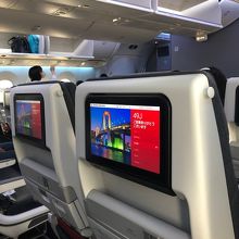 普通席にもモニター！