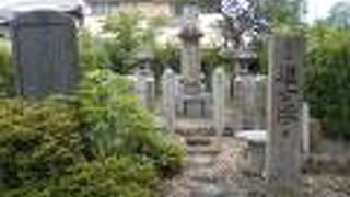 公園の片隅にひっそりとあります。