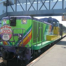 富良野美瑛ノロッコ号のヘッドも120周年バージョン。