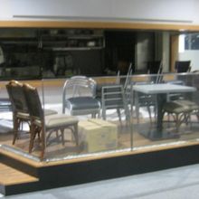 裏手には”間引き”された椅子の山も悲しげに…。