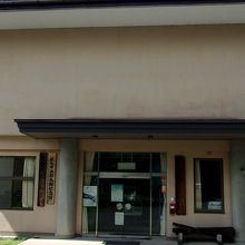 国道254号線から登った丘の上にひっそりと建つ